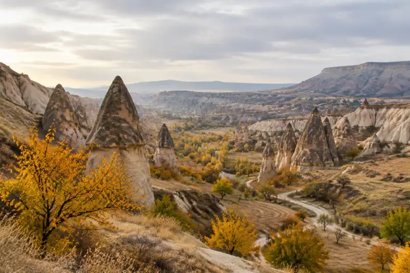Kapadokya’da sonbahar manzarası, vadiler ve peribacaları